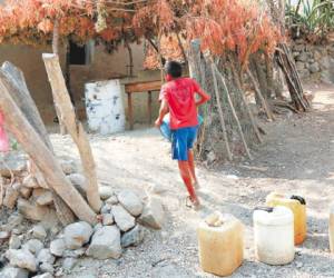 Pobladores de aldeas, caseríos, barrios y colonias de Choluteca y Valle tienen problemas por la falta de agua. Deben acarrearla desde largas distancias. (FOTOS: Marvin Salgado)