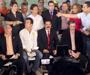 Los presidentes de cuatro partidos políticos de oposición ofrecieron una conferencia de prensa en el aeropuerto de la capital de Honduras.