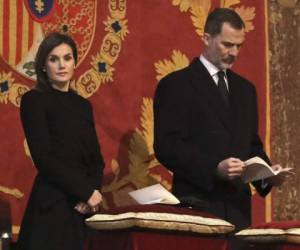 El rey de España Felipe VI y la reina Letizia asisten a una misa en conmemoración del 25 aniversario de la muerte del abuelo de Felipe, Juan de Borbón, conde de Barcelona. AFP.