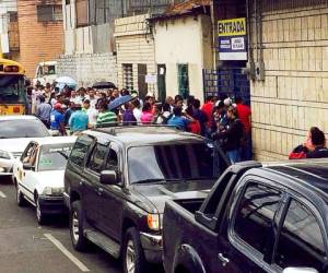 Las filas de usuarios que esperan reclamar placas se extienden a varias cuadras de las oficinas del Registro Vehicular.