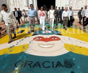 Los comayagüenses elaboraron una alfombra de aserrín en honor a la Reina de España. (Fotos: Johny Magallanes)