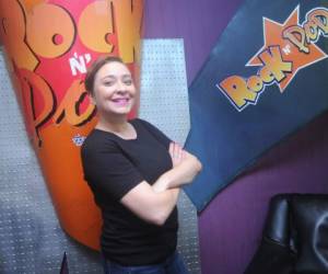 Renata dirige “Conexión”, que se transmite por la Rock N’ Pop (de 2:30 a 5:00 PM).