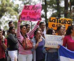 Un grupo de habitantes de varias comunidades de La Tigra se manifestaron en contra de un proyecto habitacional.