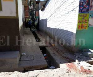 Al final de este callejón yacía el cadáver de la mujer que aún continúa sin ser identificada.