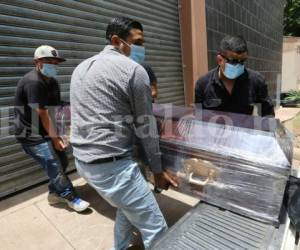 Momento en que familiares reclaman cadáveres de las dos jóvenes halladas muertas en colonia Villa Unión de la capital de Honduras. Foto: Estalin Irías/ EL HERALDO