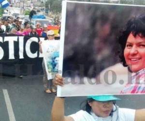 Las voces que piden justicia por el crimen de Berta Cáceres se unieron este miércoles en el bulevar Fuerzas Armadas. Foto: Johny Magallanes/ EL HERALDO