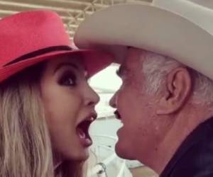 El momento en que Vicente Fernández le roba el beso a Paty Navidad.