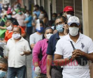 En Honduras el uso de la mascarilla se volvió de carácter obligario a raíz de que el Congreso Nacional lo estableciera en como ley. Foto: EL HERALDO.