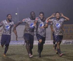 Los jugadores de Motagua celebran el gol ante el Honduras Progreso.