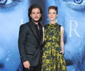 Kit Harington y Rose Leslie. Luego de que en 2013 decidieran separarse por una temporada y... ¡que ha sido ahora!, a comienzos de 2016 se dieron una segunda oportunidad. A finales de septiembre anunciaron de forma oficial su compromiso.