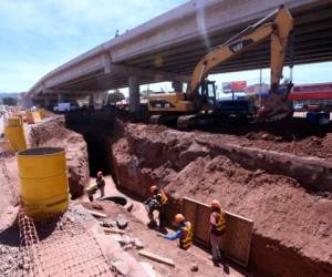 En la obra aún en ejecución se realizan los trabajos de relleno y pavimentación de las aproximaciones del puente que conectarán la estructura aérea con los cuatro carriles del bulevar Suyapa.