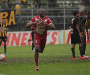 Jerry Palacios celebra el gol que le dio el triunfo al Real Sociedad ante Real España