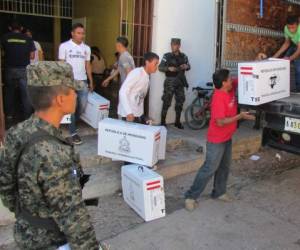 Militares de la 101 Brigada custodian el material electoral que salió ayer hacia los 16 municipios del departamento.