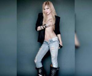 Avril Lavigne es de las pocas cantantes que no ocultan con tacones su estatura, ella mide 1.57 metros.