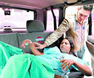 El médico en servicio social, Adolfo Flores, luego de atender el parto de la joven Darlin Karina Oliva Fúnez. (Foto: Mario Urrutia)