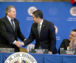 El secretario general de la OEA, Luis Almagro, estrecha la mano del presidente de Honduras, Juan Orlando Hernández, durante la firma del convenio de la Maccih en enero de este año.