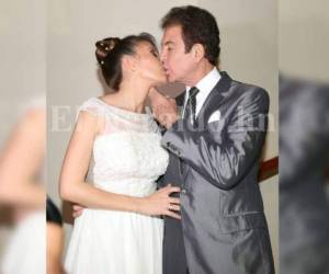 Un tierno y delicado beso entre los nuevos esposos, Salvador Nasralla e Iroshka Elvir (Foto: Jimmy Argueta).