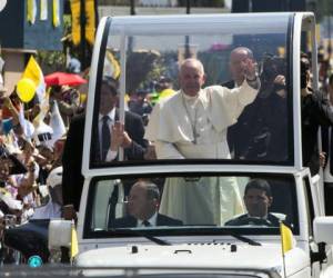El papa Francisco en uno de los papamóviles mientras recorre las calles de México.