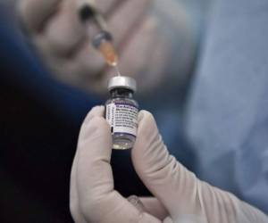 Tercera dosis de la vacuna contra el covid-19 de Pfizer. FOTO: AFP