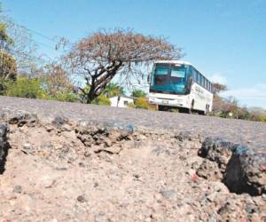 El tramo de la carretera CA-5, que comprende 4.7 kilómetros que están ubicados entre la comunidad de Las Flores, Villa de San Antonio y Comayagua, está en mal estado y urge que se realice la reconstrucción. Los pobladores de las comunidades por donde pasa la carretera no saben cuándo va a iniciar el proyecto.