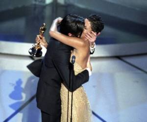 Brody sorprendió a la presentadora Halle Berry con un apasionado y largo beso que muchos hubiesen preferido antes que llevarse el Oscar.
