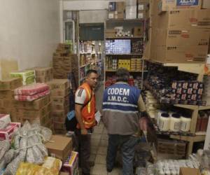 El difícil acceso para los cuerpos de socorro en el mayoreo fue lo primero que detectaron los elementos bomberiles al iniciar la inspección que marcará la pauta para elaborar una ordenanza municipal. (Fotos: Fredy Rodríguez)