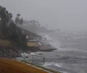 Los vientos fuertes golpean casas de la playa antes del huracán Harvey que se acerca en Corpus Christi, Tejas el 25 de agosto de 2017.Harvey, que está programado para aterrizar más tarde hoy o el sábado temprano, estaba empaquetando vientos máximos sostenidos de cerca de 120 millas (195 kilómetros) por hora, dijo el Centro Nacional de Huracanes. / AFP PHOTO / MARK RALSTON