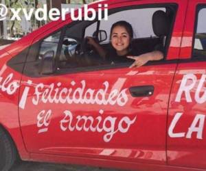 La quinceañera Rubí al volante de su nuevo auto, un Chevrolet Spark último modelo regalado por un alcalde conocido por 'robar poquito', foto: Tomada de Instagram.