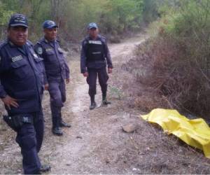 Elementos de la Policía Nacional llegaron al lugar donde yacía el cadáver.