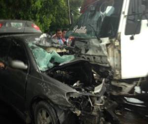 La mujer, aún no identifica, falleció casi al instante tras quedar atrapada entre los amasijos del automotor.