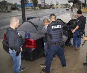 La Organización Hondureña Francisco Morazán afirma que ya fueron detenidos al menos 30 hondureños en las redadas que realizaron los agentes de migración, fotos: AP.