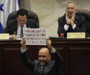 Los diputados del Pac hicieron público su voto. En la imagen, Virgilio Padilla muestra su papeleta a sus compañeros y las cámaras (Foto: Alex Pérez).