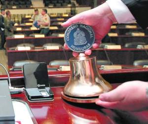 La campana data del siglo XIX, según los historiadores y desde que llegó al Congreso ha sido utilizada para llamar la atención de los diputados al momento de abrir y cerrar sesiones o cuando hay que poner orden.