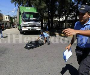 Uno de los fallecidos fue identificado como Jair Castillo, de 25 años, quien junto a otro joven asaltaron a los empleados de la unidad distribuidora de bebidas, encañonándolos para luego despojarlos de sus pertenencias y dinero en efectivo producto de las ventas, en la colonia La Pagoda de la capital de Honduras, foto: Estalin Irías / EL HERALDO.