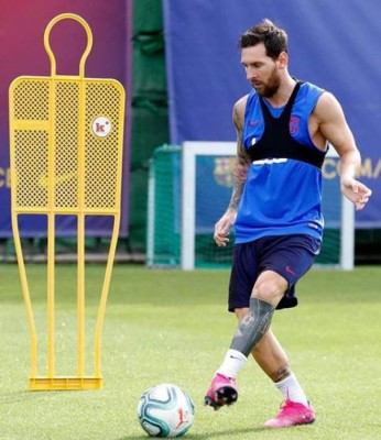 FOTOS: Leo Messi llega con nuevo corte de pelo al entreno del Barcelona