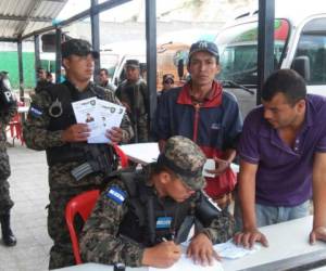 La Policía Militar (PM) entregó de certificados a los choferes que si aprobaron la prueba toxicológica y de antecedentes penales.