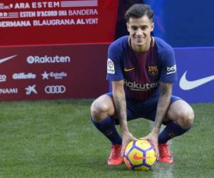 Con una veintena de familiares siguiendo la presentación en el banquillo del estadio, Coutinho dio los primeros toques junto a unos críos de la cantera y posó con su nueva camiseta, todavía sin dorsal asignado. (Foto: AFP/ El Heraldo Honduras/ Noticias Honduras hoy)