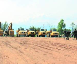 La empresa encargada de la construcción instaló equipo pesado en el área.