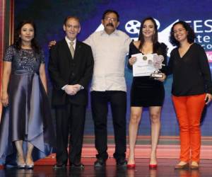 Irina Blancafort ganó a Mejor cortometraje por “Directoras”, recibió el premio de manos de Glenda Estrada, Francisco Emilio Delgado, Gerardo Salcedo y Ana Martins.