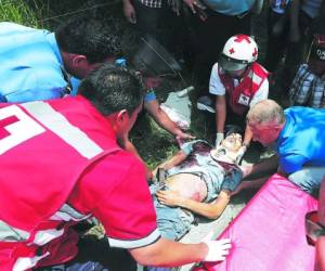 Paramédicos de la Cruz Roja y miembros de la Policía Nacional dieron los primeros auxilios a Jeffry Saíd Flores antes de morir.