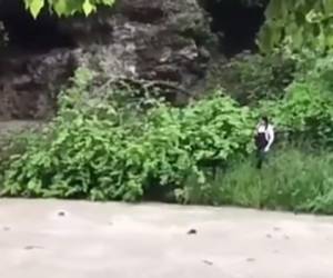 Las niña camino a la orilla del río y se lanzó para quitarse la vida.