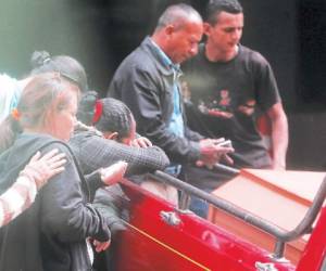 Los familiares de Evin Geovanny Castro y Marvin Hernández, retiraron ayer el cuerpo de las víctimas en la Dirección de Medicina Forense de la capital