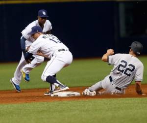 El segunda base Brad Miller de Tampa Bay Rays y el shortstop Tim Beckham #1 y Jacoby Ellsbury #22 de los Yankees en acción. Foto: Brian Blanco/Getty Images/AFP/EL HERALDO.