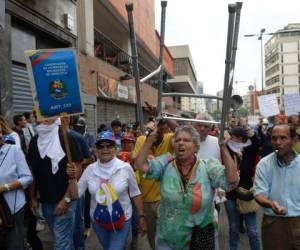 La llamada 'marcha de los abuelos', convocada por la oposición en el marco de sus protestas contra el presidente Nicolás Maduro, fue bloqueada en el sector de Chacaíto (este de la ciudad) por agentes provistos de escudos, foto: Agencia AFP.
