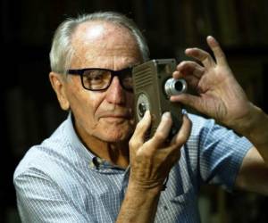 René Pauck posa con la primera cámara que se compró cuando tenía 16 años. Foto: Emilio Flores/El Heraldo.