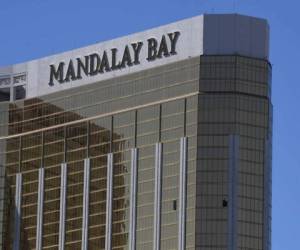 Las ventanas dañadas en la habitación del piso 32 que fue utilizada por el tirador en el Hotel Mandalay después de que un pistolero mató al menos a 58 personas e hirió a más de 500 personas cuando abrió fuego en un concierto de música country en Las Vegas, Nevada. Agencia AFP.