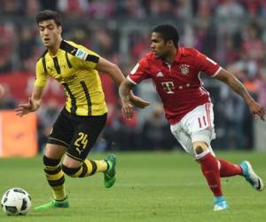 Mikel Merino ante Douglas Costa en el duelo Bayer Munich - Borussia Dortmund (Foto: Agencias/AFP)