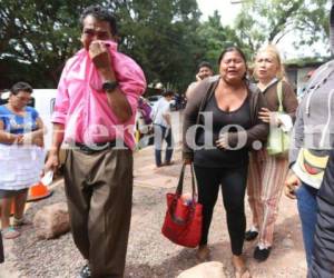 Los padres de Gabriel Antonio Pérez Martínez lloraron desconsoladamente al ver el cuerpo de su pequeño hijo en el ataúd que era llevado en un carro fúnebre a la salida de la morgue del MP.