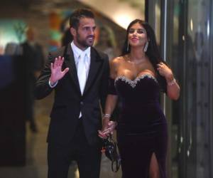 Cesc Fabregas, de Chelsea, y su novia Daniella Semaan posan para una foto cuando llegan para asistir a la boda de Lionel Messi y Antonella Roccuzzo