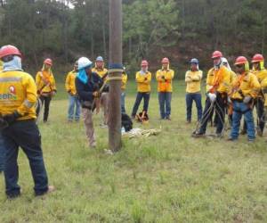 Un equipo de la Empresa Energía Honduras es instruido para realizar de la mejor forma su trabajo.